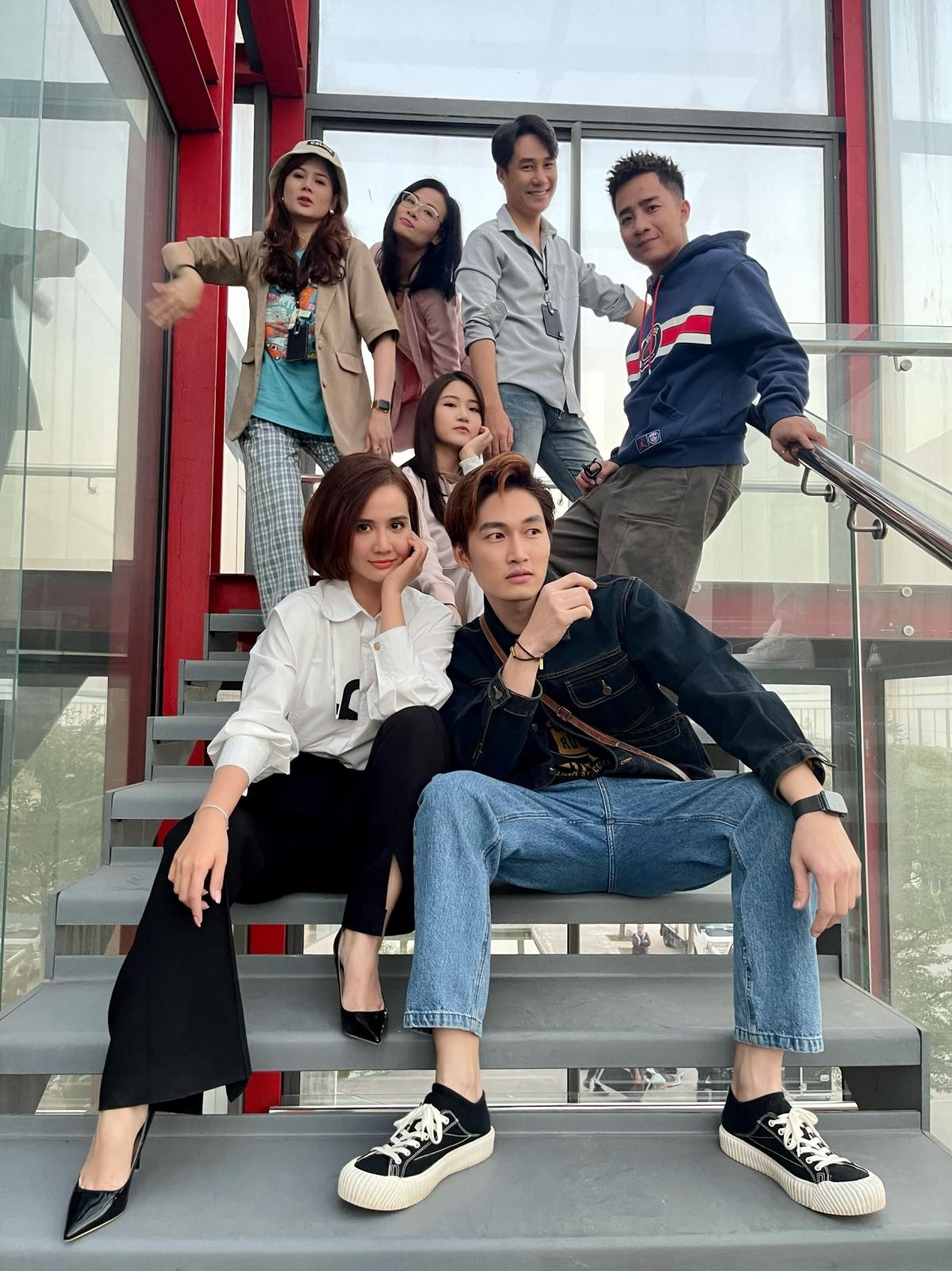 Không chỉ Đình Tú, Huyền Lizzie mà các diễn viên khác của phim cũng rất thân thiết và thường xuyên chia sẻ những khoảnh khắc hậu trường vui nhộn.