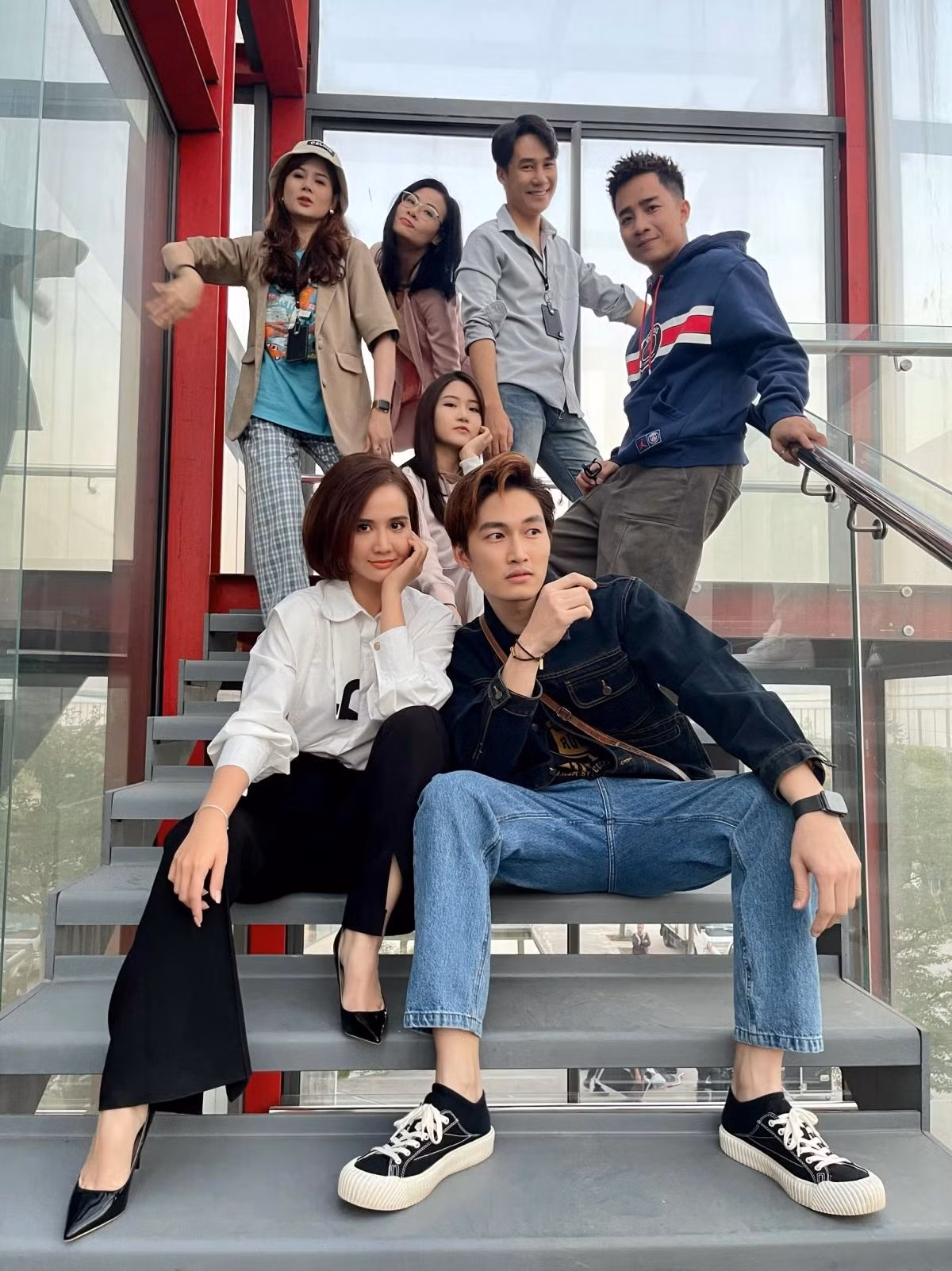 Không chỉ Đình Tú, Huyền Lizzie mà các diễn viên khác của phim cũng rất thân thiết và thường xuyên chia sẻ những khoảnh khắc hậu trường vui nhộn. Không chỉ Đình Tú, Huyền Lizzie mà các diễn viên khác của phim cũng rất thân thiết và thường xuyên chia sẻ những khoảnh khắc hậu trường vui nhộn.