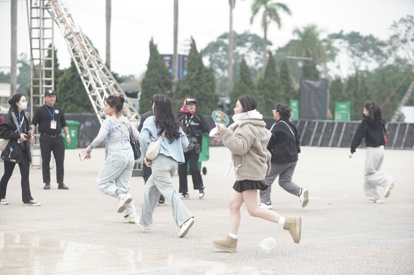 Một số khán giả chạy vào sân, mong có vị trí đứng đẹp để tiếp cận thần tượng.