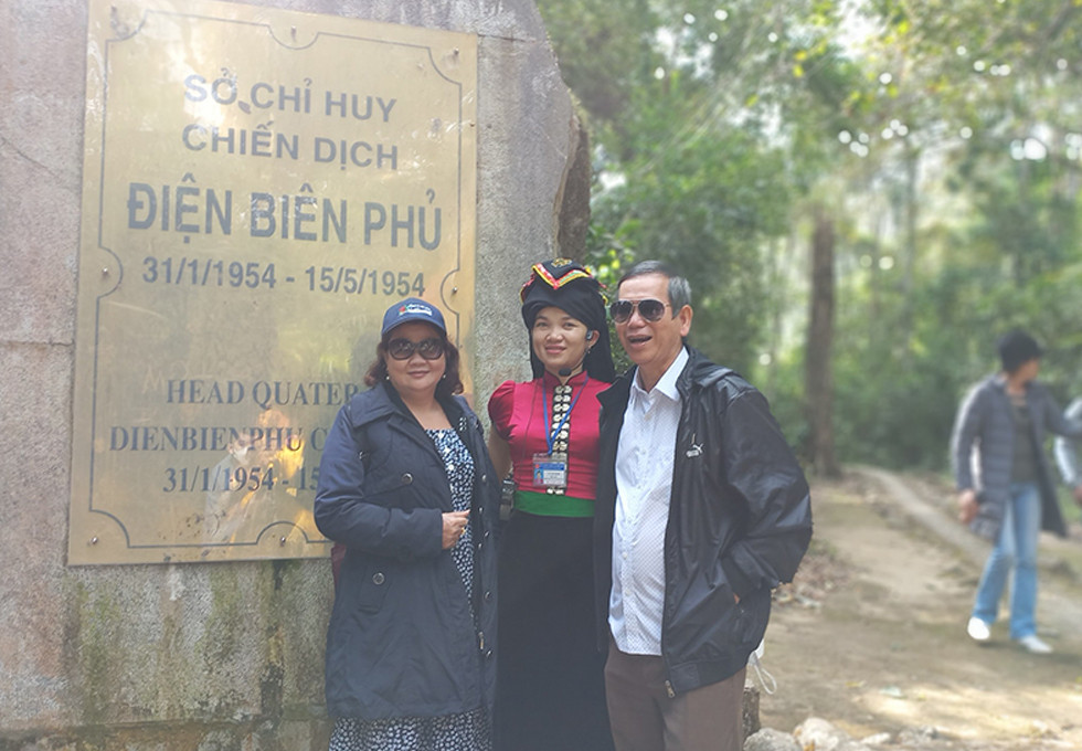 Lưu giữ kỷ niệm tham quan Sở chỉ huy chiến dịch Điện Biên Phủ.