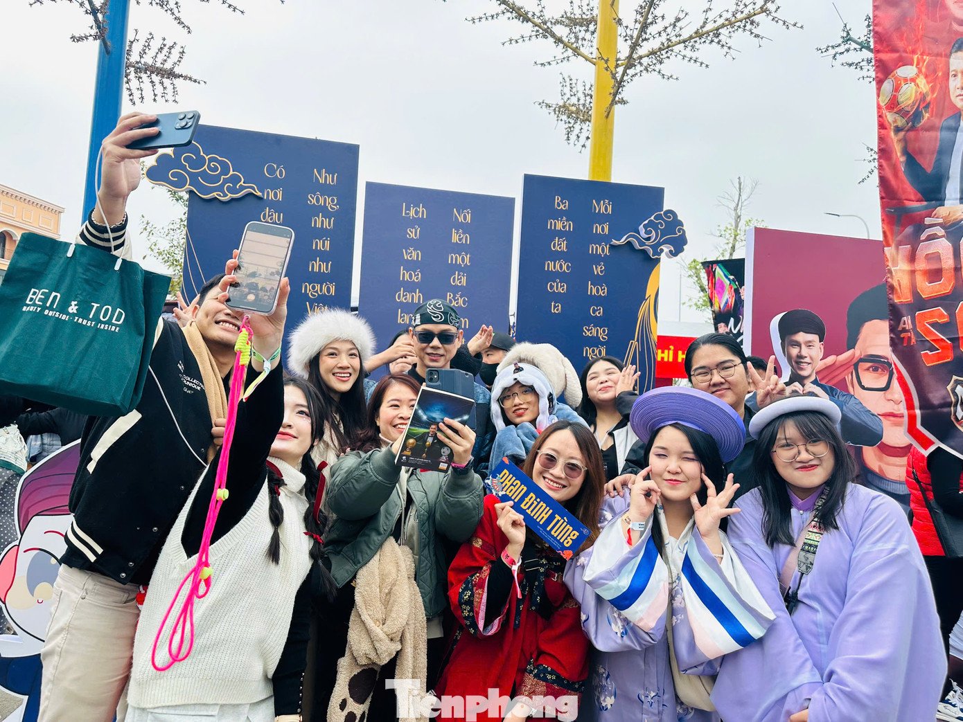 Trước giờ diễn ra concert Anh trai vượt ngàn chông gai tối 14/12 tại Hưng Yên, khán giả có cơ hội giao lưu với các nghệ sĩ. Nhiều người tranh thủ khung thời gian này để chụp ảnh, xin chữ ký.