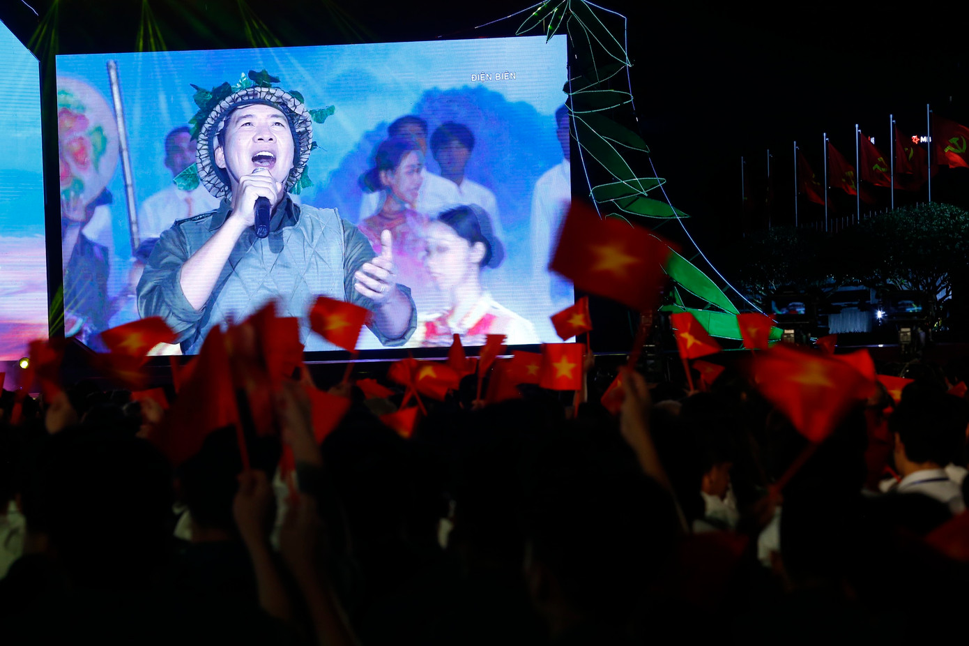 Chùm ca khúc nổi tiếng về chiến dịch Điện Biên Phủ vang lên tại cầu truyền hình "Dưới lá cờ Quyết Thắng" như: Qua miền Tây Bắc, Đường lên Tây Bắc, Hò kéo pháo, Hoan hô chiến sĩ Điện Biên,…