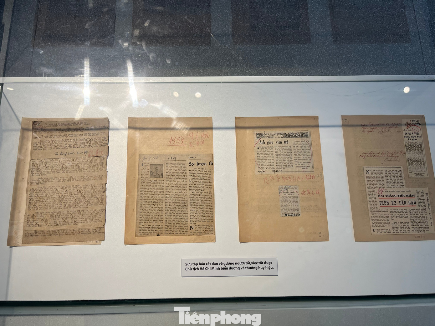 Báo cắt dán về gương người tốt việc tốt và sách về học tập, làm theo tư tưởng, đạo đức, phong cách Hồ Chí Minh.