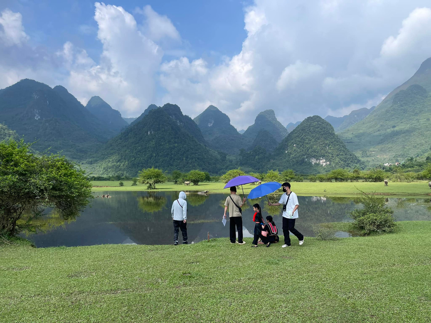 Phim kể về hành trình vượt đồi của cô sinh viên dân tộc Dao đến với xóm trọ độc lạ giữa lòng thành phố.