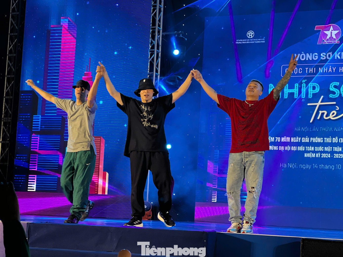 Biên đạo Viết Thành (áo đen) là Trưởng ban giám khảo cuộc thi.