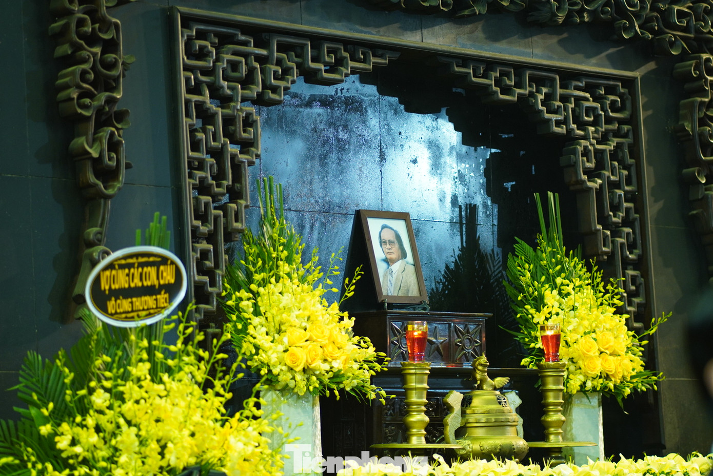 Lễ viếng NSND Trần Tiến bắt đầu từ 9h15 ngày 27/1 (tức mùng 6 tháng Giêng năm Quý Mão). Lễ truy điệu từ 10h30 cùng ngày. NSND Trần Tiến được hỏa táng tại Đài hóa thân hoàn vũ, an táng tại nghĩa trang Yên Kỳ - Hà Nội. Ảnh: TRỌNG QUÂN.