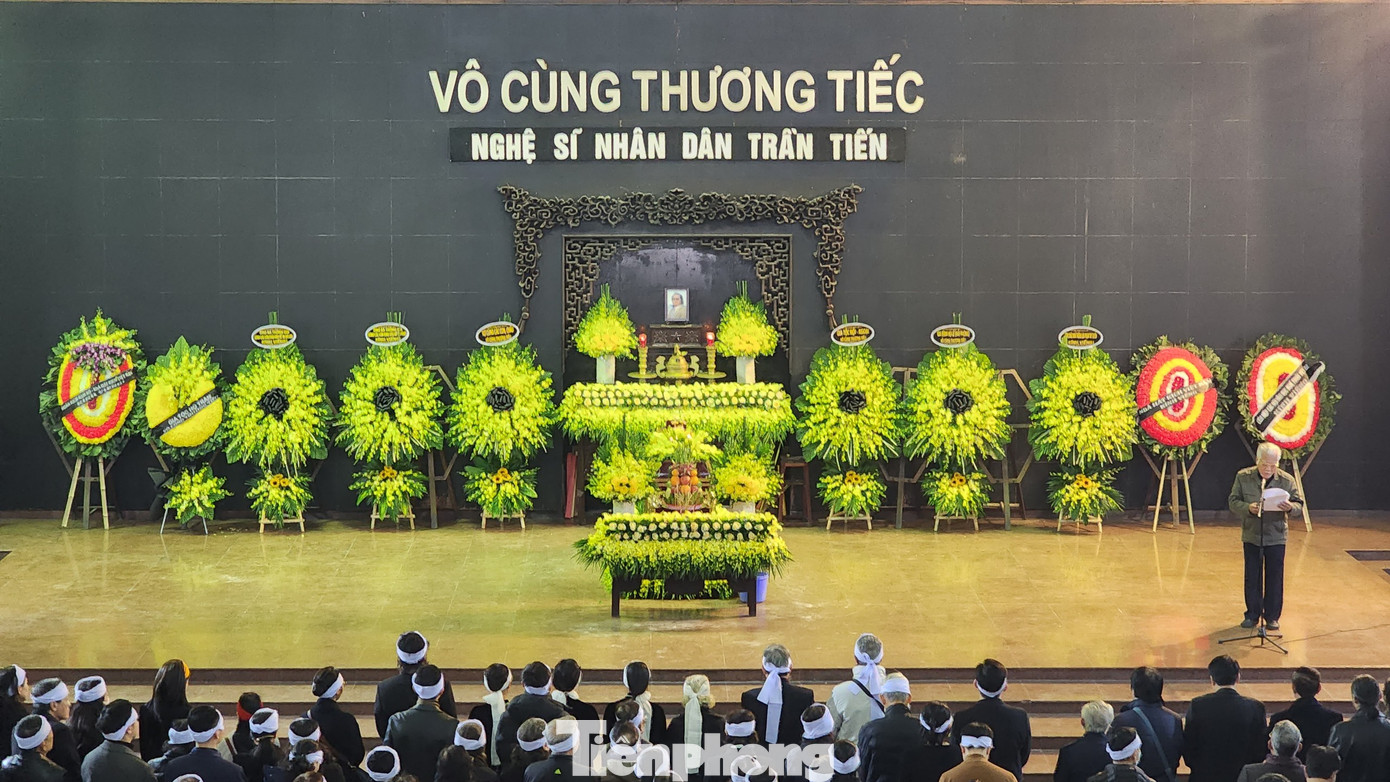 NSND Trần Tiến ra đi nhẹ nhàng trong vòng tay gia đình. “Tiên cờ Đế Thích” về trời chiều mùng 1 Tết Nguyên đán Quý Mão. Ông sống mãi trong cõi nhớ của gia đình, bè bạn, bao thế hệ nghệ sĩ và những khán giả mến mộ ông. NSND Trần Tiến được tiễn đưa bằng giai điệu du dương của Em ơi Hà Nội phố - ca khúc ông yêu thích. Ảnh: TRỌNG QUÂN.