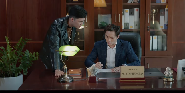 Gia An phát hiện những thông tin bất hợp lý về tuổi của bà Lan. Ảnh: CMH.