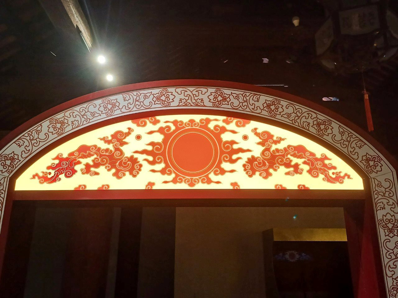 Du khách khám phá hình tượng rồng hóa mây, hóa lửa. Du khách khám phá hình tượng rồng hóa mây, hóa lửa.