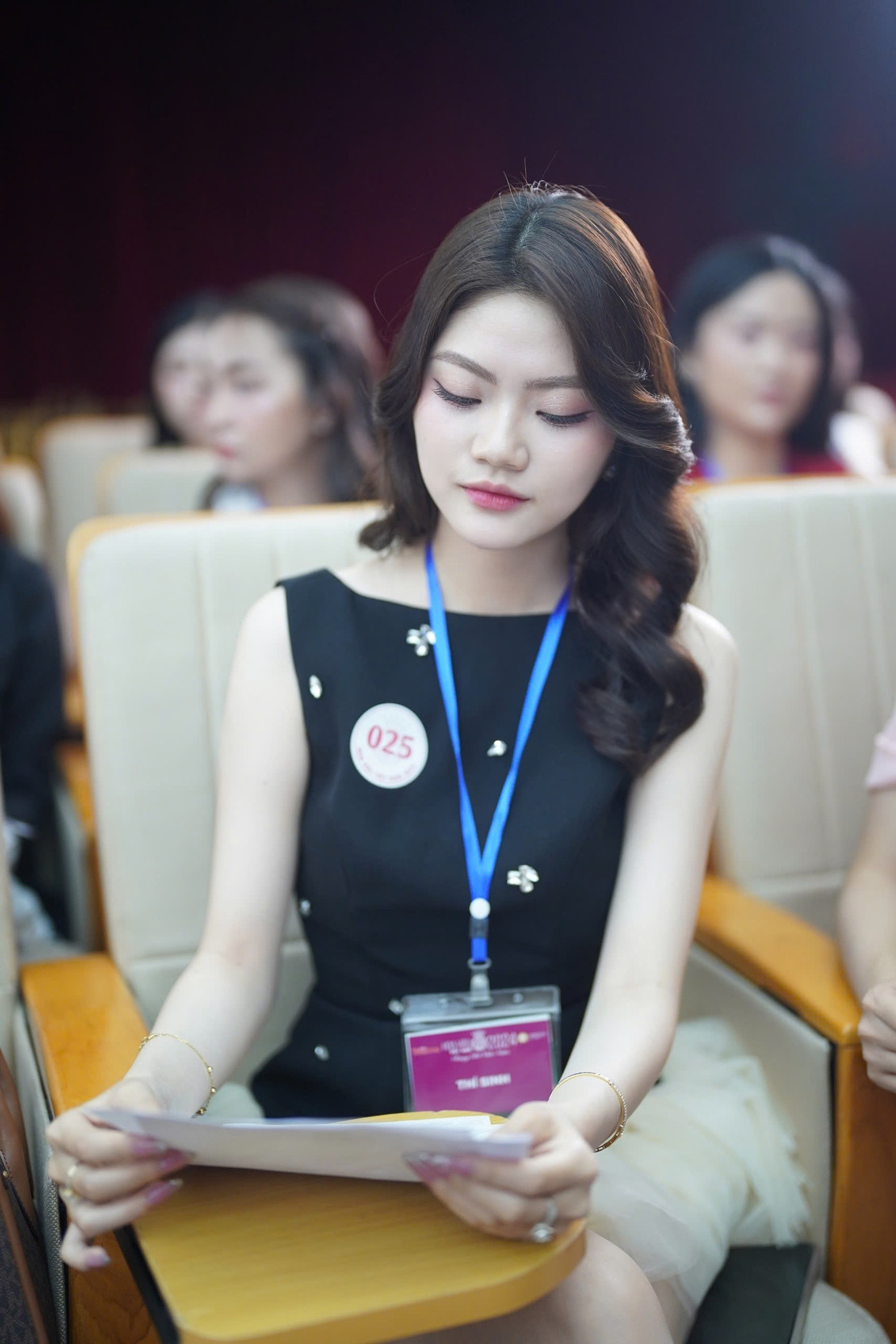 Thí sinh Quỳnh Như đọc kỹ quy định của ban tổ chức trước khi vào phòng đo nhân trắc.