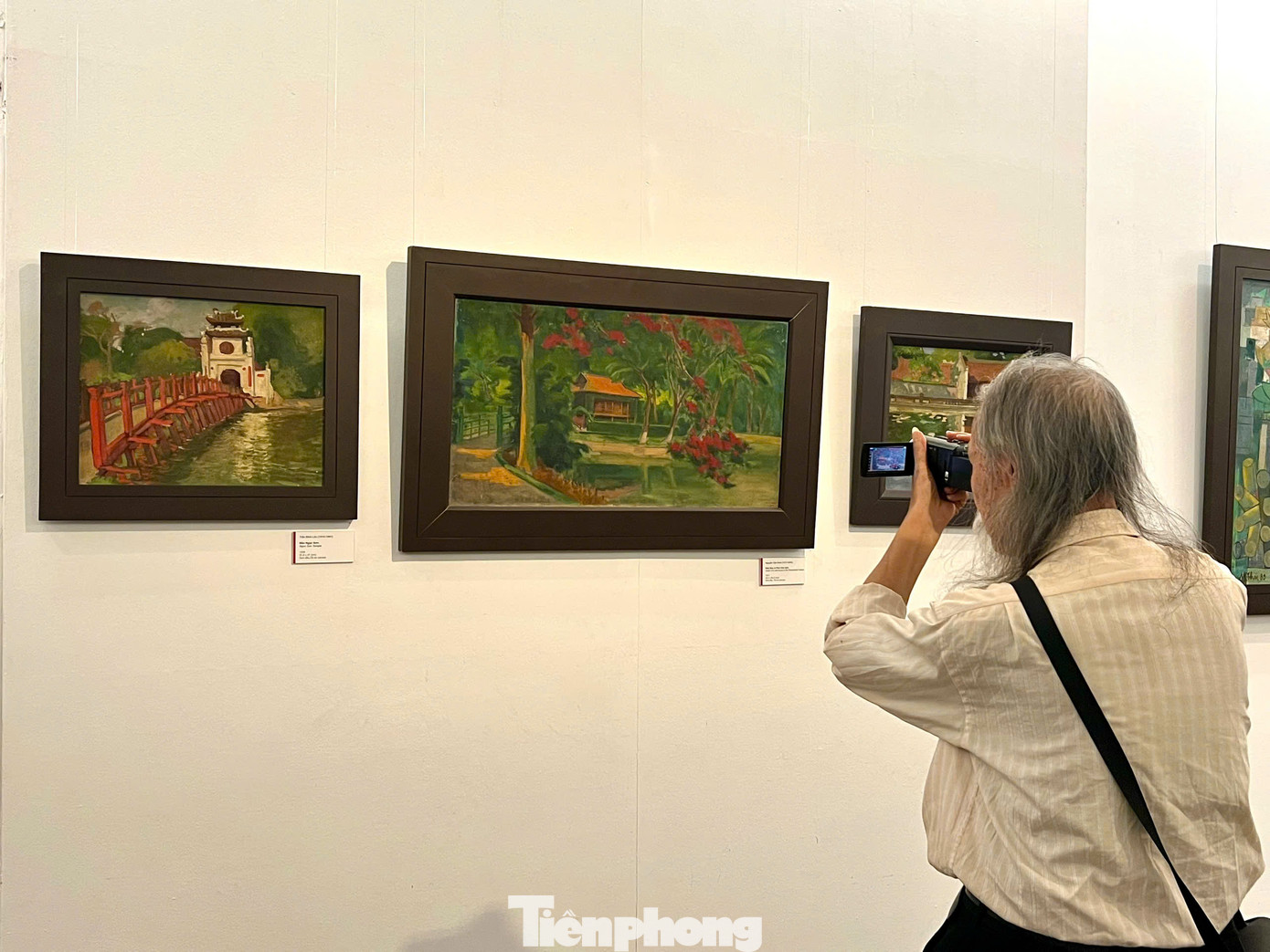 Triển lãm Hà Nội sức sống và niềm tin thu hút nhiều khán giả lớn tuổi.