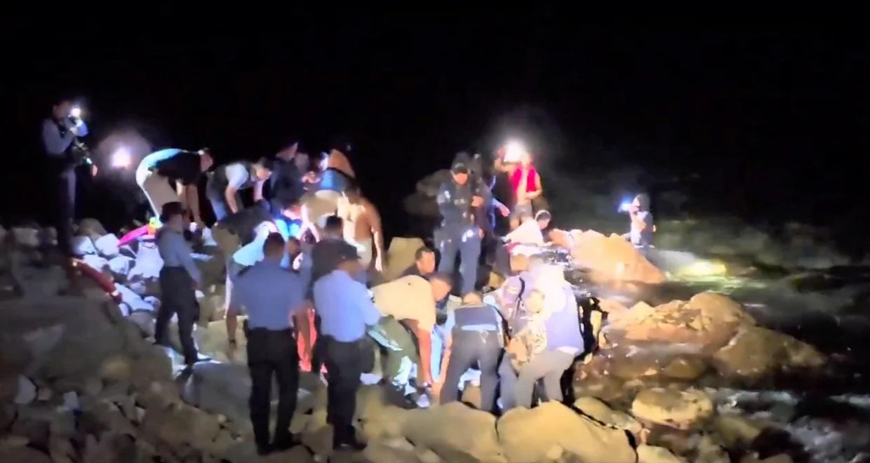 Hiện trường toàn đá khiến công tác cứu hộ bị cản trở. Ảnh: AFP. Hiện trường toàn đá khiến công tác cứu hộ bị cản trở. Ảnh: AFP.