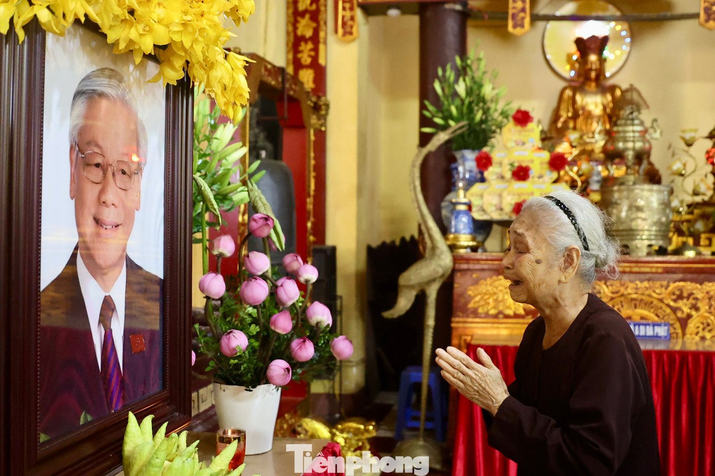 Bà Nguyễn Thị Dĩ xúc động trước di ảnh Tổng Bí thư. Ảnh: Nguyễn Trọng Tài. Bà Nguyễn Thị Dĩ xúc động trước di ảnh Tổng Bí thư. Ảnh: Nguyễn Trọng Tài.