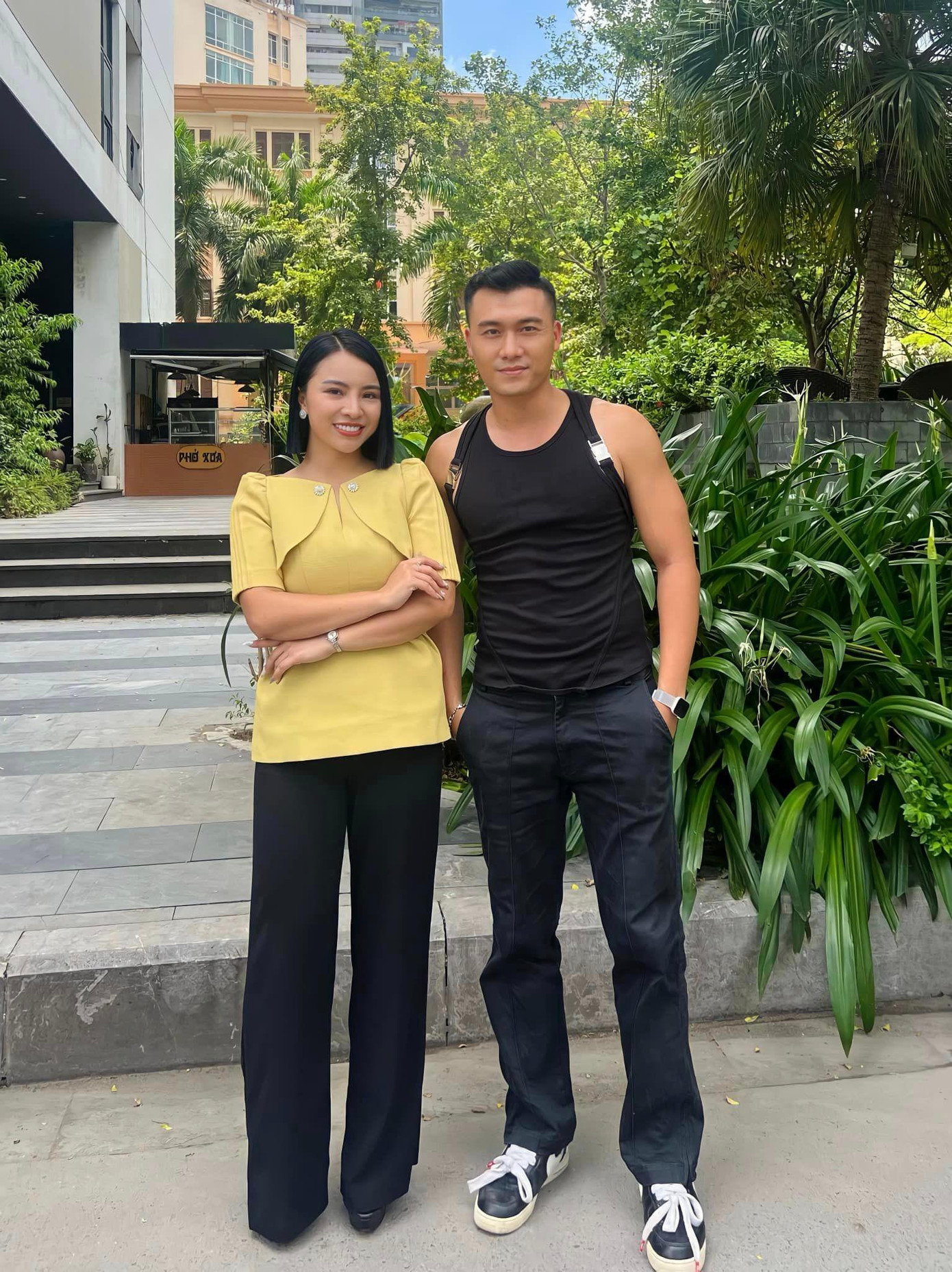 Diễn viên Hồng Liên và Xuân Phúc (vai Đại úy Phong). Ảnh: FBNV.