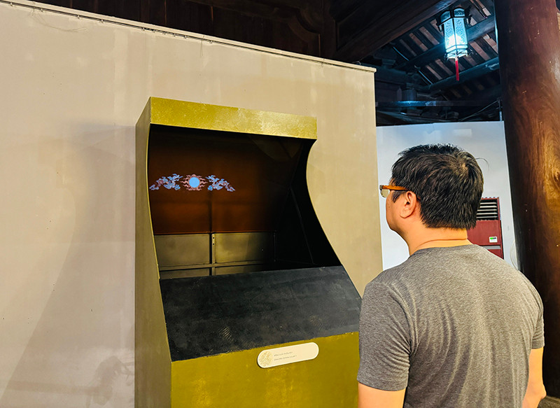 Du khách khám phá hình tượng rồng hóa mây, hóa lửa. Du khách khám phá hình tượng rồng hóa mây, hóa lửa.