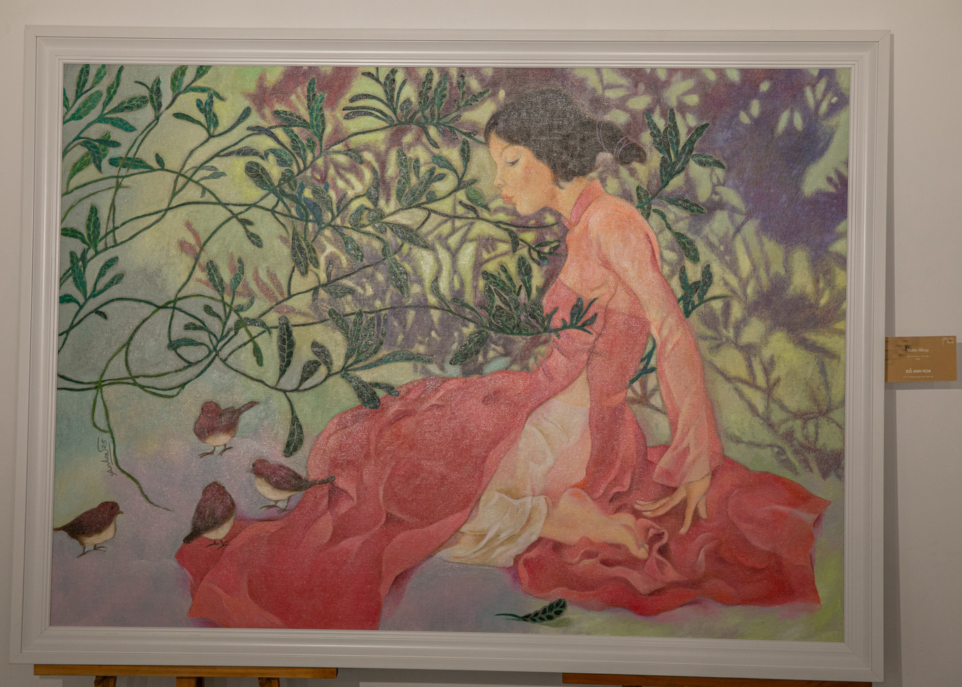 Không gian hội tụ những tác phẩm hội họa đa chất liệu từ sơn mài, lụa đến sơn dầu, ghi dấu tài năng của các nữ họa sĩ.