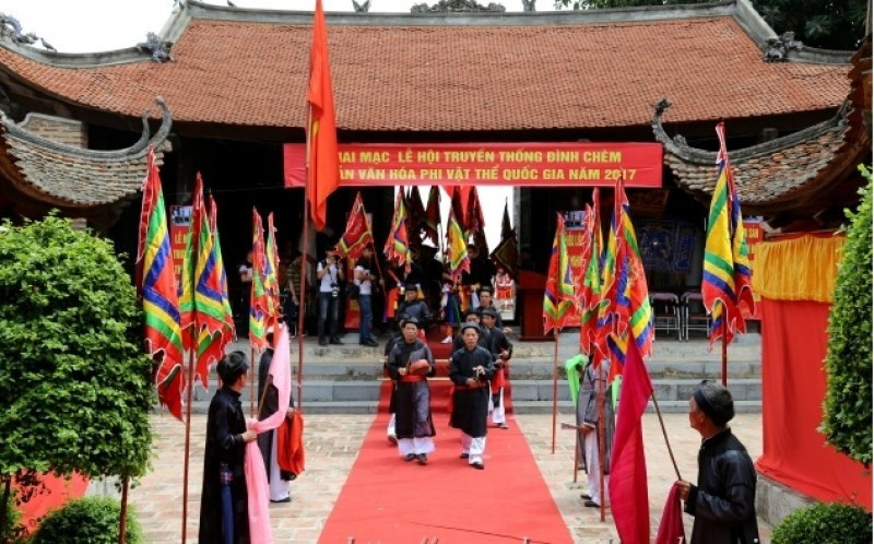 Đình Chèm hay còn gọi là đền Chèm nằm ngay trên bờ nam sông Hồng. Đình Chèm hay còn gọi là đền Chèm nằm ngay trên bờ nam sông Hồng.