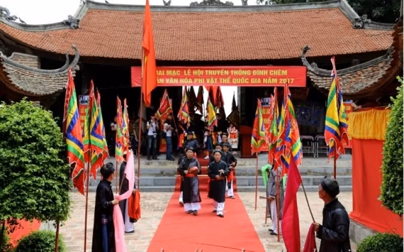 Đình Chèm hay còn gọi là đền Chèm nằm ngay trên bờ nam sông Hồng.