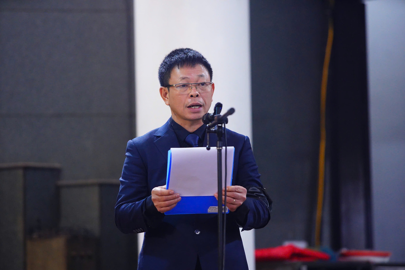 Nhà báo Phùng Công Sưởng - Tổng Biên tập Báo Tiền Phong - đọc điếu văn tiễn biệt nhà báo Dương Xuân Nam. Nhà báo Phùng Công Sưởng khẳng định nhà thơ, nhà báo Dương Xuân Nam đã trọn đời cống hiến cho sự nghiệp báo chí cách mạng Việt Nam, sự nghiệp văn học nước nhà. Ông để lại hình ảnh về một nhà thơ, nhà báo giản dị, bao dung, khiêm nhường, một người làm nghề nghiêm túc và tài hoa, một nhà báo, một phóng viên, một cán bộ lãnh đạo đầy trách nhiệm, tận tuỵ.