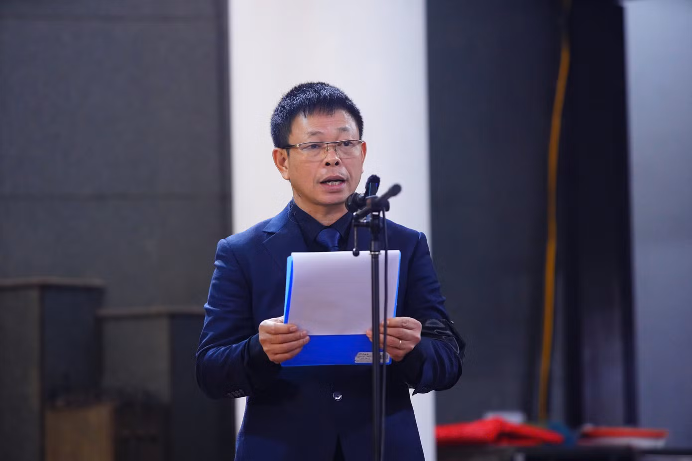 Nhà báo Phùng Công Sưởng - Tổng Biên tập Báo Tiền Phong - đọc điếu văn tiễn biệt nhà báo Dương Xuân Nam. Nhà báo Phùng Công Sưởng khẳng định nhà thơ, nhà báo Dương Xuân Nam đã trọn đời cống hiến cho sự nghiệp báo chí cách mạng Việt Nam, sự nghiệp văn học nước nhà. Ông để lại hình ảnh về một nhà thơ, nhà báo giản dị, bao dung, khiêm nhường, một người làm nghề nghiêm túc và tài hoa, một nhà báo, một phóng viên, một cán bộ lãnh đạo đầy trách nhiệm, tận tuỵ.