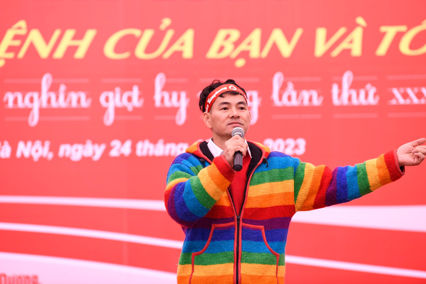 Sáng ngày 24/12, tại ĐH Bách khoa Hà Nội, diễn ra Ngày hội 'Chủ Nhật Đỏ 2024'. NSƯT Xuân Bắc, NSND Minh Hòa, diễn viên Thanh Hương cùng nhiều nghệ sĩ hào hứng đồng hành với chương trình ý nghĩa.