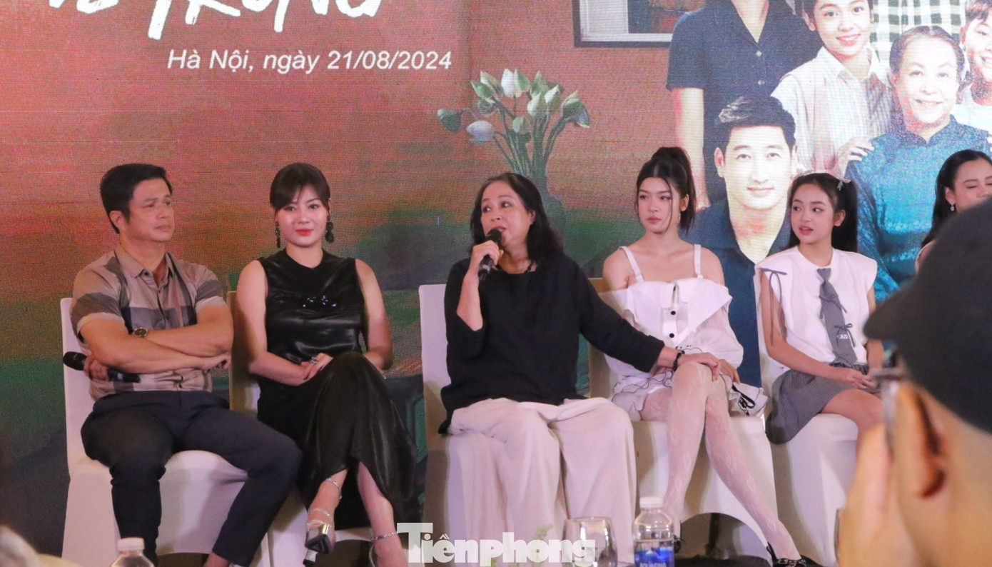 NSƯT Thanh Quý tiếp tục đóng vai bà mẹ tần tảo, một mình nuôi các con trưởng thành. Ảnh: Gia Linh. NSƯT Thanh Quý tiếp tục đóng vai bà mẹ tần tảo, một mình nuôi các con trưởng thành. Ảnh: Gia Linh.