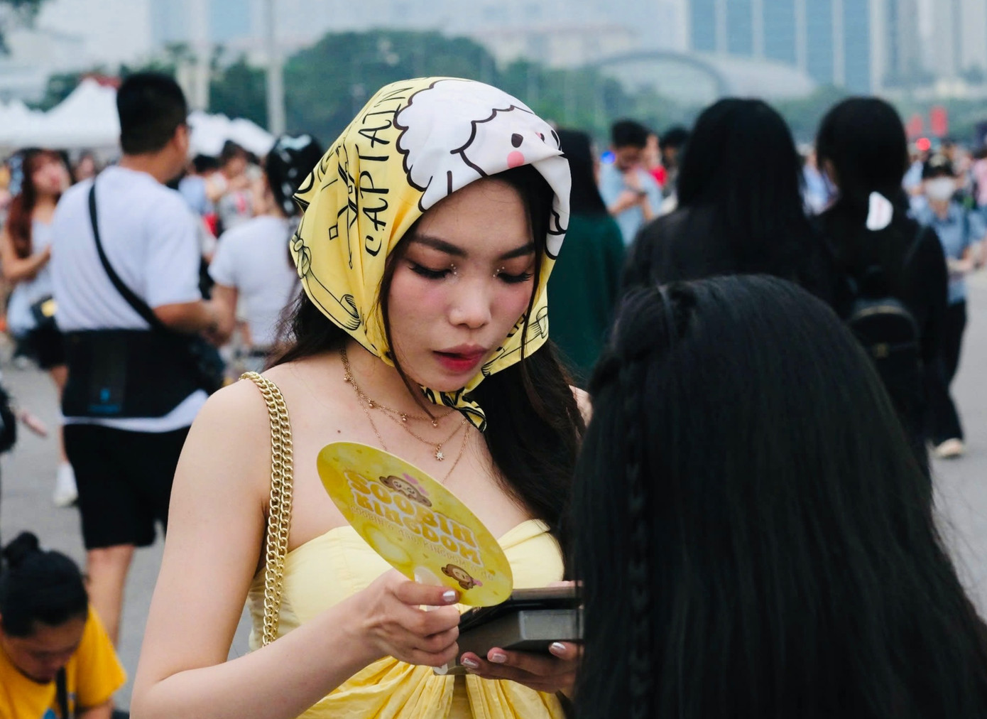 Không ít bạn trẻ trang điểm ngay trước giờ vào xem concert.