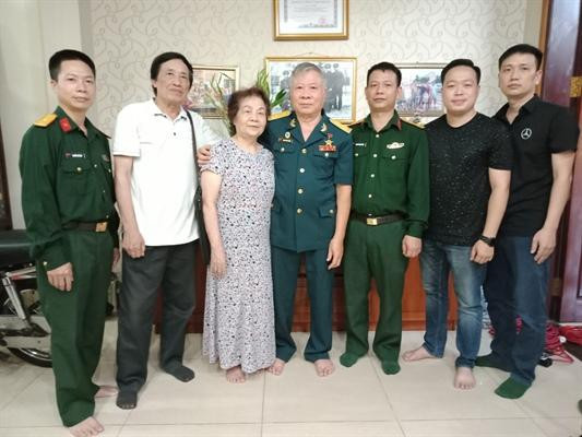 Ê-kíp làm phim và các nhân chứng lịch sử. Ảnh: ĐAQĐ.