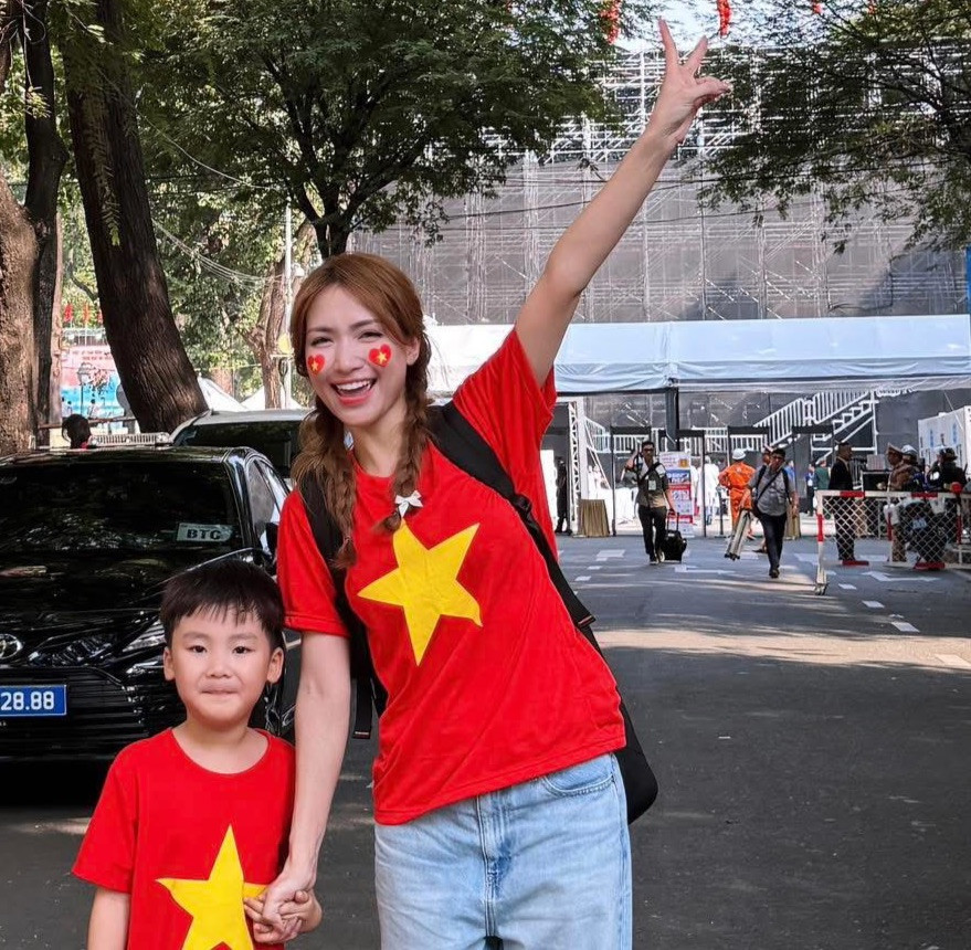 Ca sĩ Hòa Minzy và con trai trải qua kỳ nghỉ lễ đáng nhớ tại TPHCM. Cô nói đây là kỷ niệm tuyệt đẹp của hai mẹ con.