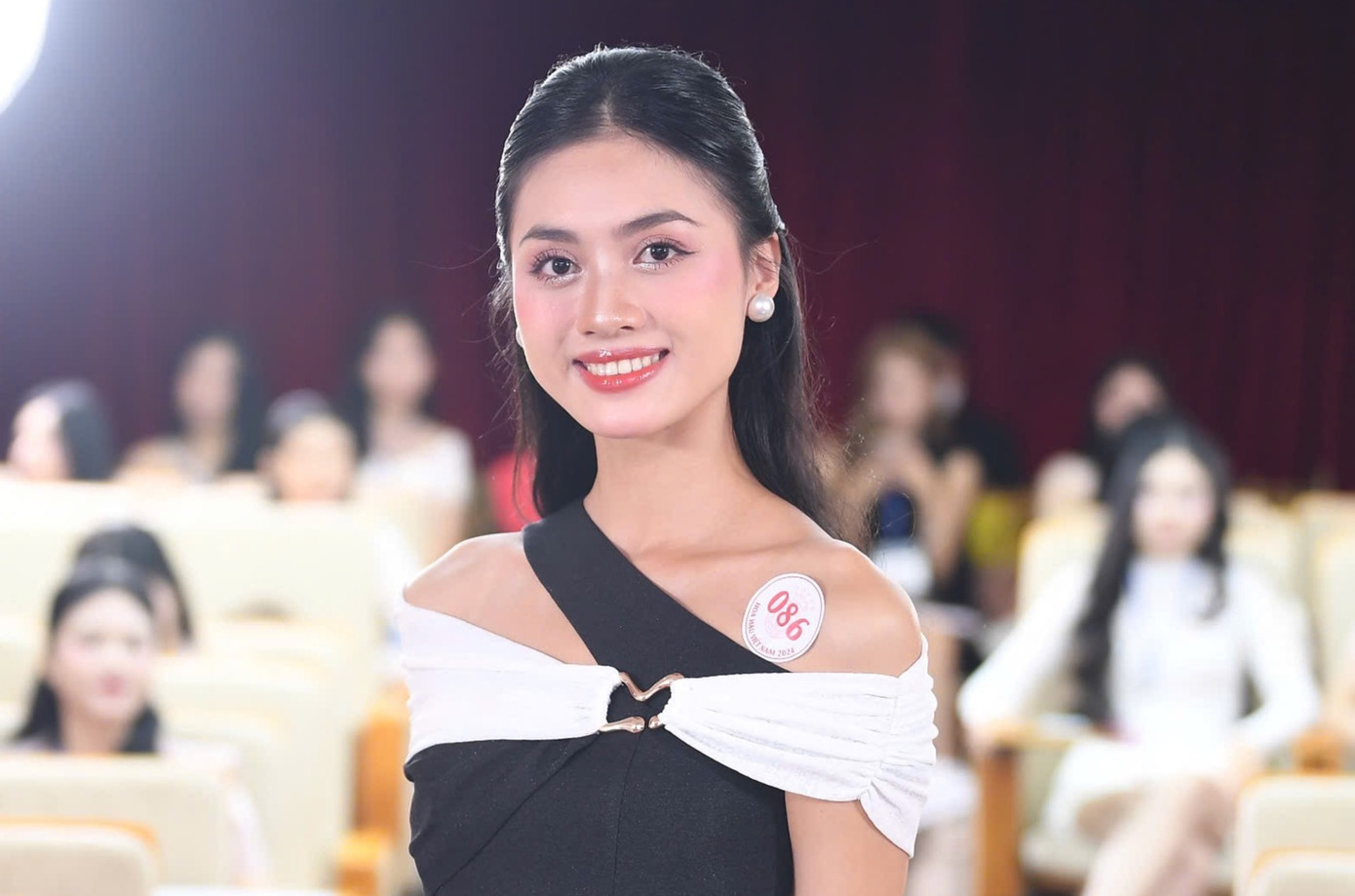 Thí sinh Phạm Thị Quỳnh Như chia sẻ: "Sáng 9/3, tôi dậy sớm để chuẩn bị tới địa điểm tổ chức vòng Sơ khảo. Thời gian làm tóc, trang điểm mất khoảng 2-3 tiếng. Riêng trang phục, tôi chọn sẵn từ vài hôm trước", Quỳnh Như nói. Cô đặt mục tiêu giành ngôi vị Hoa hậu Việt Nam 2024.