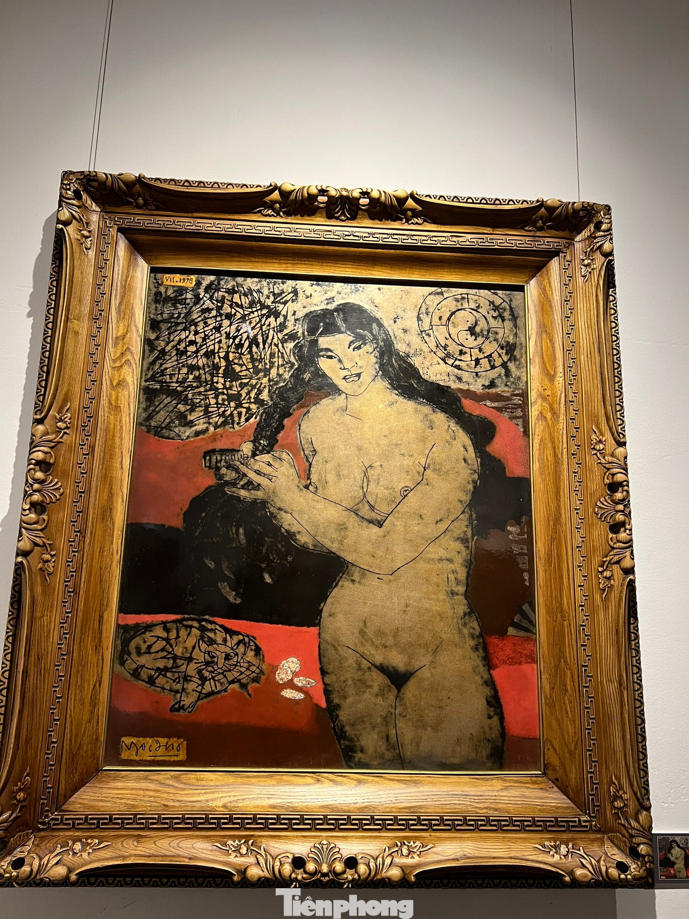 Tranh sơn mài Cô gái đứng chải tóc được vẽ năm 1978.