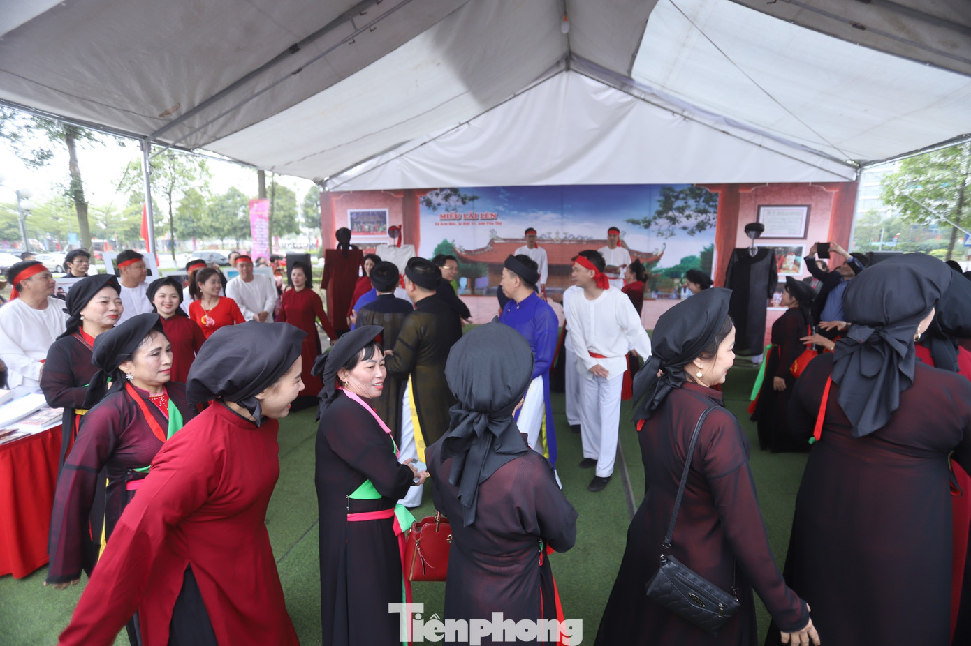 Du khách được giao lưu, cùng các nghệ sĩ biểu diễn di sản văn hoá dân ca Ví Dặm (Hà Tĩnh). Ảnh: TRỌNG TÀI.