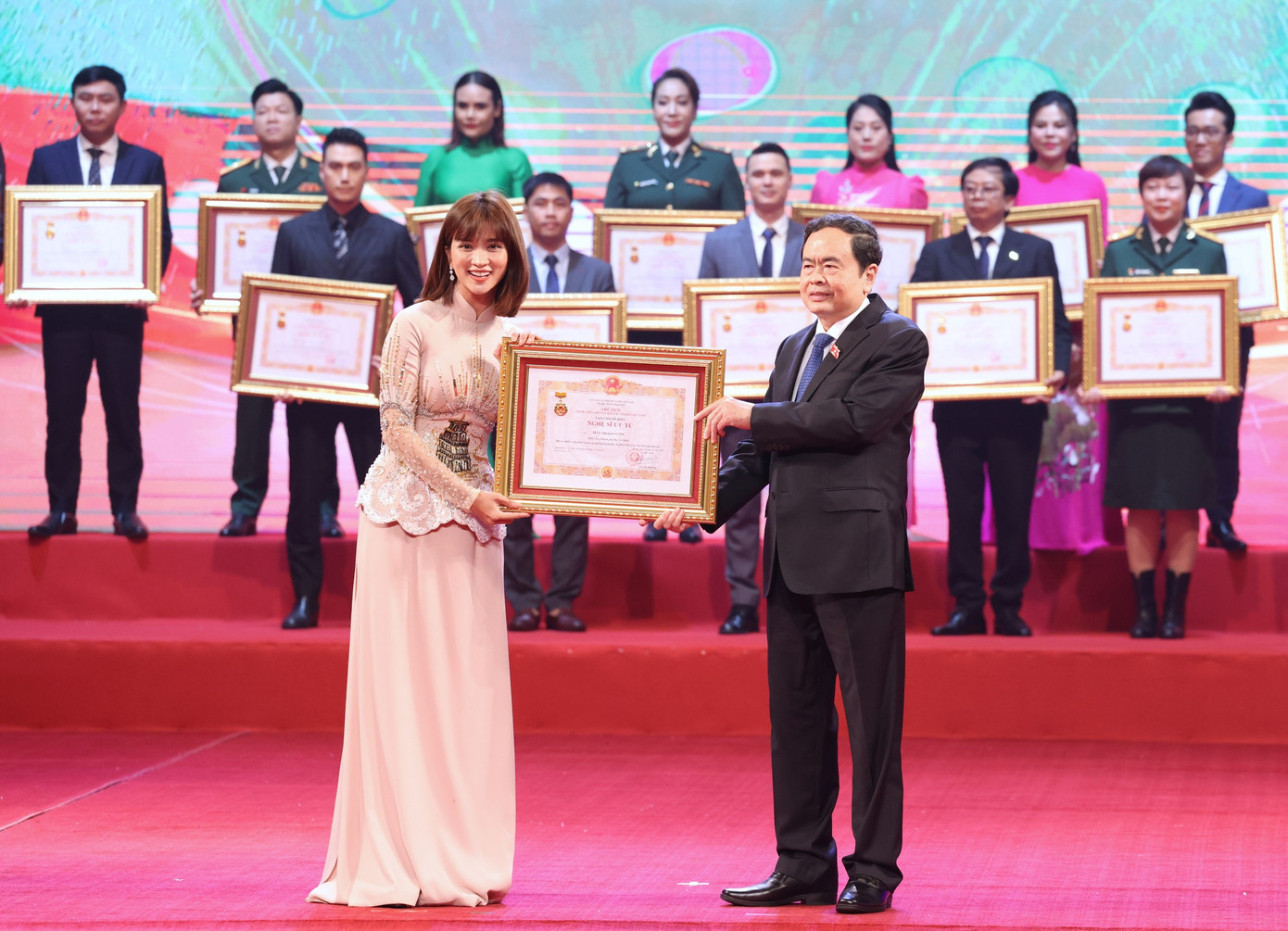 Diễn viên Kim Tuyến nhận danh hiệu NSƯT ở tuổi 37.