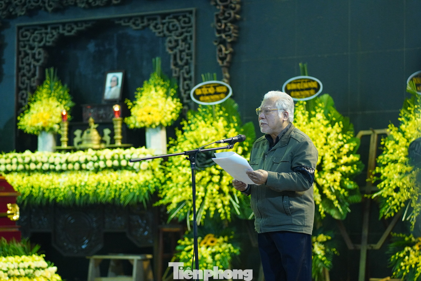 Trong điếu văn, NSƯT Lê Chức - cậu của NSND Lê Khanh - khẳng định NSND Trần Tiến đã sáng tạo nghệ thuật, cống hiến hết mình và được đồng nghiệp yêu mến. Ảnh: TRỌNG QUÂN.