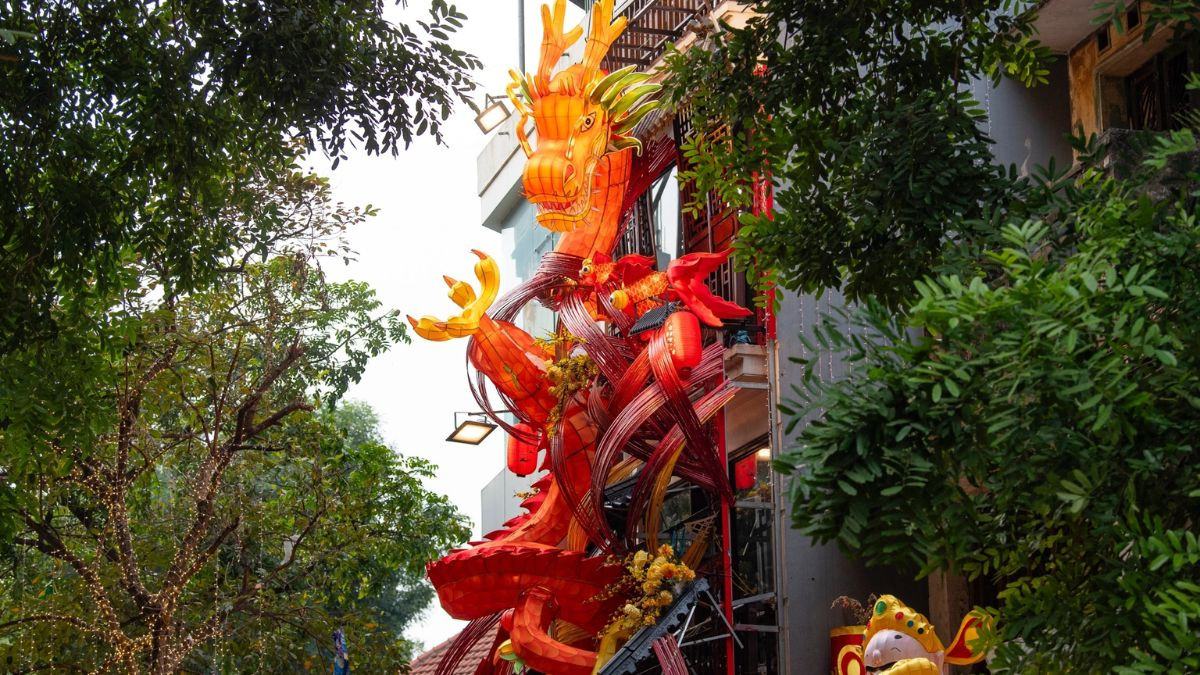 Rồng trên phố Hàng Mã, Hà Nội được chủ hộ kinh doanh đồ chơi, đồ trang trí dựng lên từ cuối tháng 12/2023.