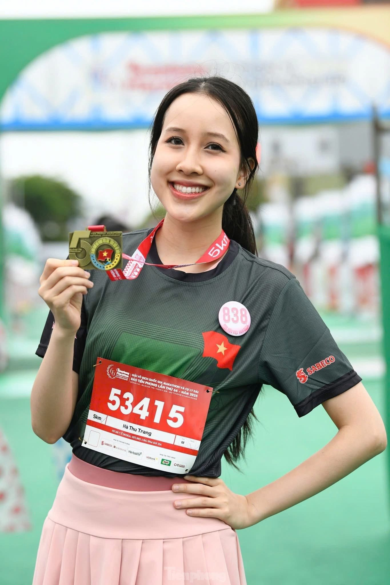 Hà Thu Trang nói cô được gia đình ủng hộ khi tham gia Hoa hậu Việt Nam 2024. Với Thu Trang, đây là hành trình rực rỡ của tuổi thanh xuân. "Tôi sinh ra trong gia đình truyền thống, có ông bà nội, ngoại đều tham gia kháng chiến. Gia đình ủng hộ mọi quyết định và thường xuyên dặn dò, đồng hành với tôi trong mọi hoàn cảnh. Hoa hậu Việt Nam là cuộc thi uy tín, vì vậy, bố mẹ tôi rất yên tâm", Thu Trang nói.