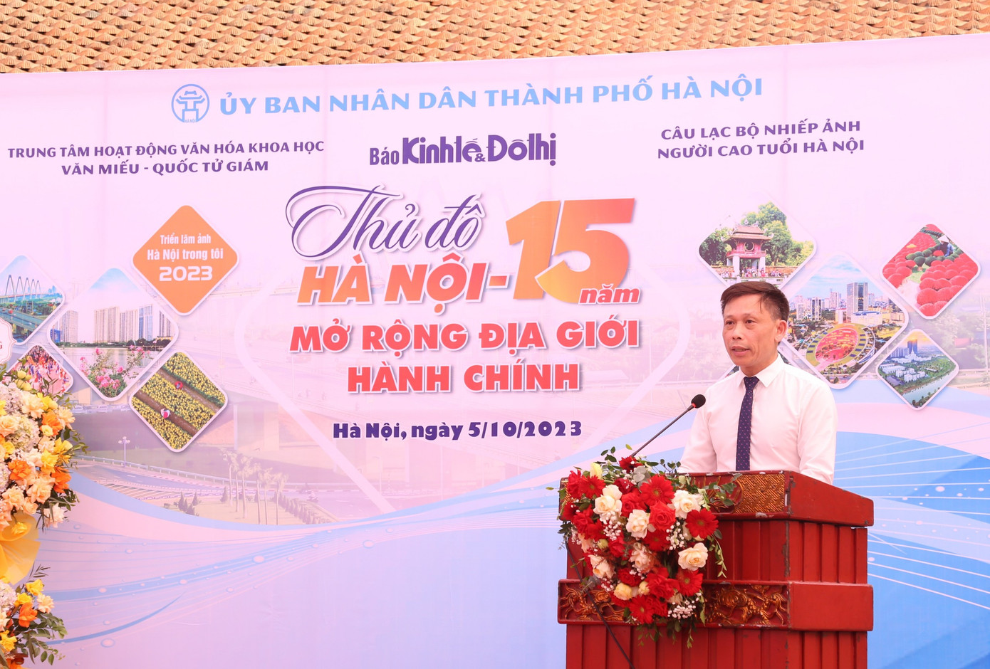 Nhà báo Nguyễn Thành Lợi - Tổng biên tập báo Kinh tế và Đô thị - phát biểu khai mạc triển lãm.