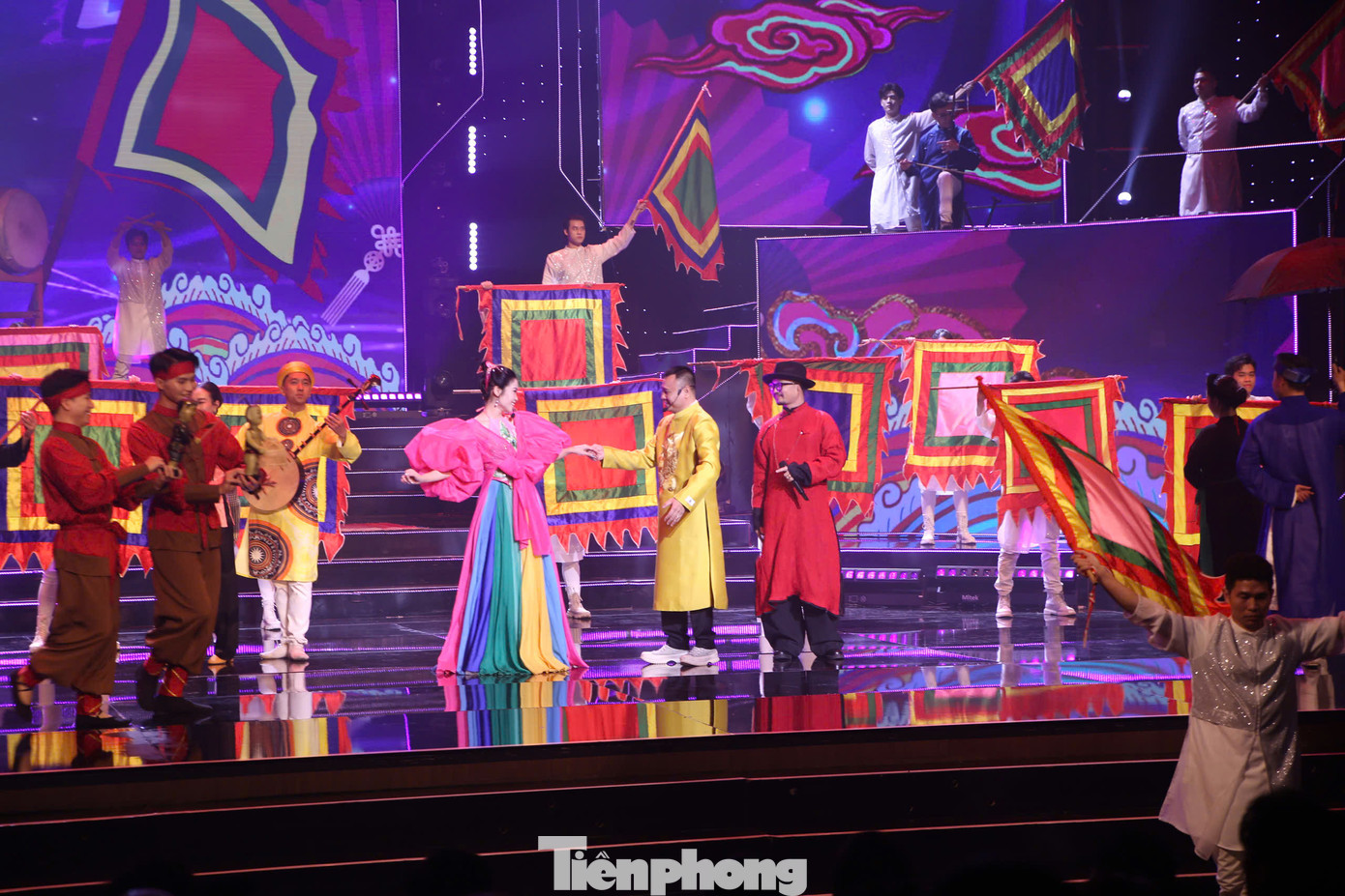 Các màn trình diễn của nghệ sĩ tại Nhà hát Hồ Gươm.