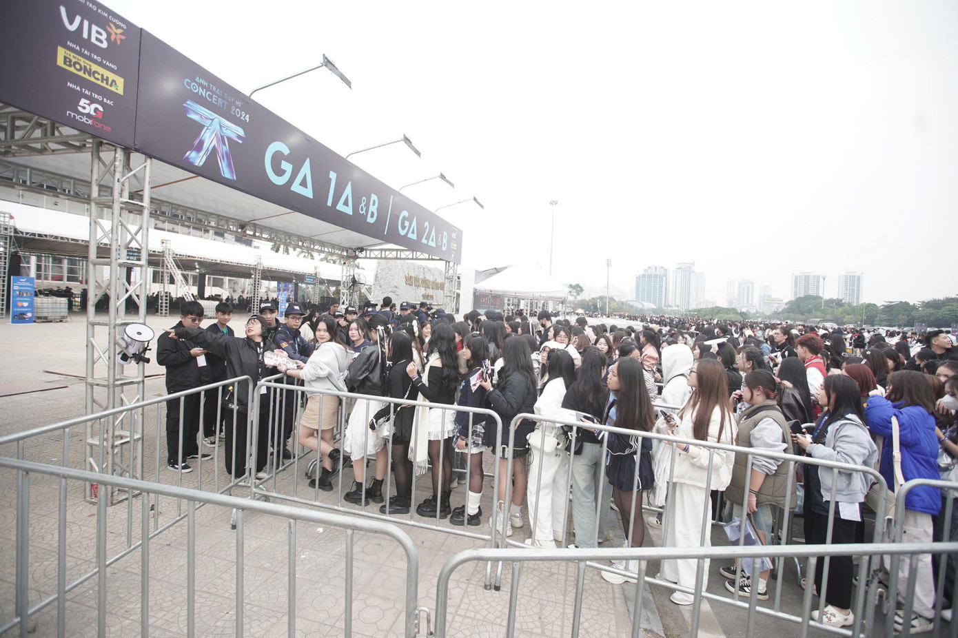 Hàng dài người hâm mộ chờ đợi để được vào trong sân. Dù sự kiện diễn ra vào thứ hai nhưng nhiều bạn trẻ có mặt từ sáng sớm, chờ đợi cả ngày.