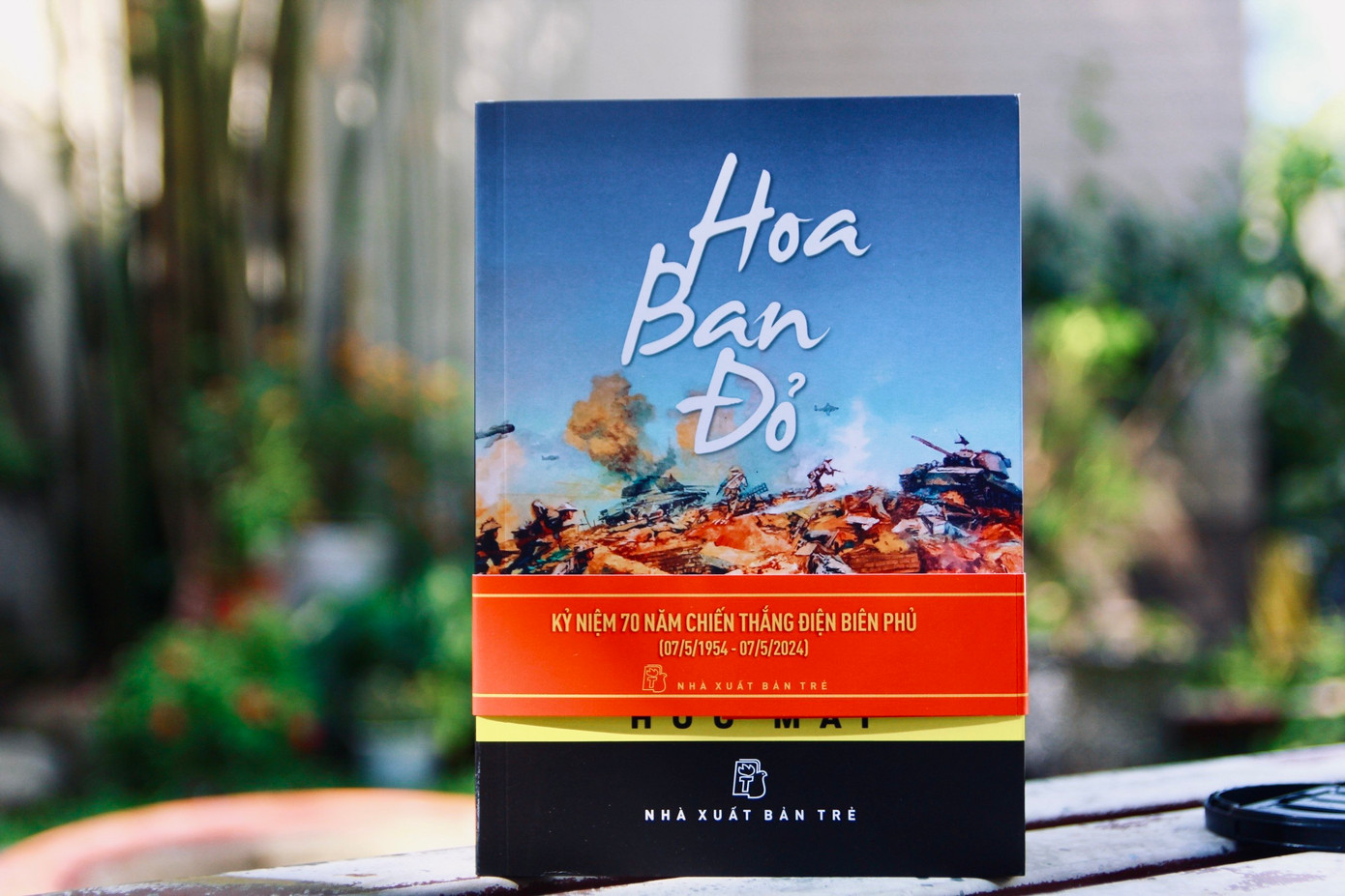 Hoa ban đỏ là tác phẩm nổi tiếng của nhà văn Hữu Mai, được chuyển thể thành phim với các gương mặt nổi bật như NSND Thu Hà, NSND Trần Lực.