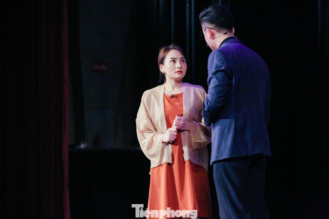 Chia sẻ với Tiền Phong, Bảo Thanh nói ánh đèn sân khấu có sức hút khó lý giải. “Có lẽ vì tôi vẫn yêu sân khấu. Khi trở lại, tôi bồi hồi và muốn được bắt tay vào vở diễn ngay”, Bảo Thanh tâm sự. Cô chọn đầu quân cho Nhà hát Công an Nhân dân. Từ lâu, nữ diễn viên khao khát khoác lên mình bộ cảnh phục. Ảnh: TRỌNG TÀI. Chia sẻ với Tiền Phong, Bảo Thanh nói ánh đèn sân khấu có sức hút khó lý giải. “Có lẽ vì tôi vẫn yêu sân khấu. Khi trở lại, tôi bồi hồi và muốn được bắt tay vào vở diễn ngay”, Bảo Thanh tâm sự. Cô chọn đầu quân cho Nhà hát Công an Nhân dân. Từ lâu, nữ diễn viên khao khát khoác lên mình bộ cảnh phục. Ảnh: TRỌNG TÀI.