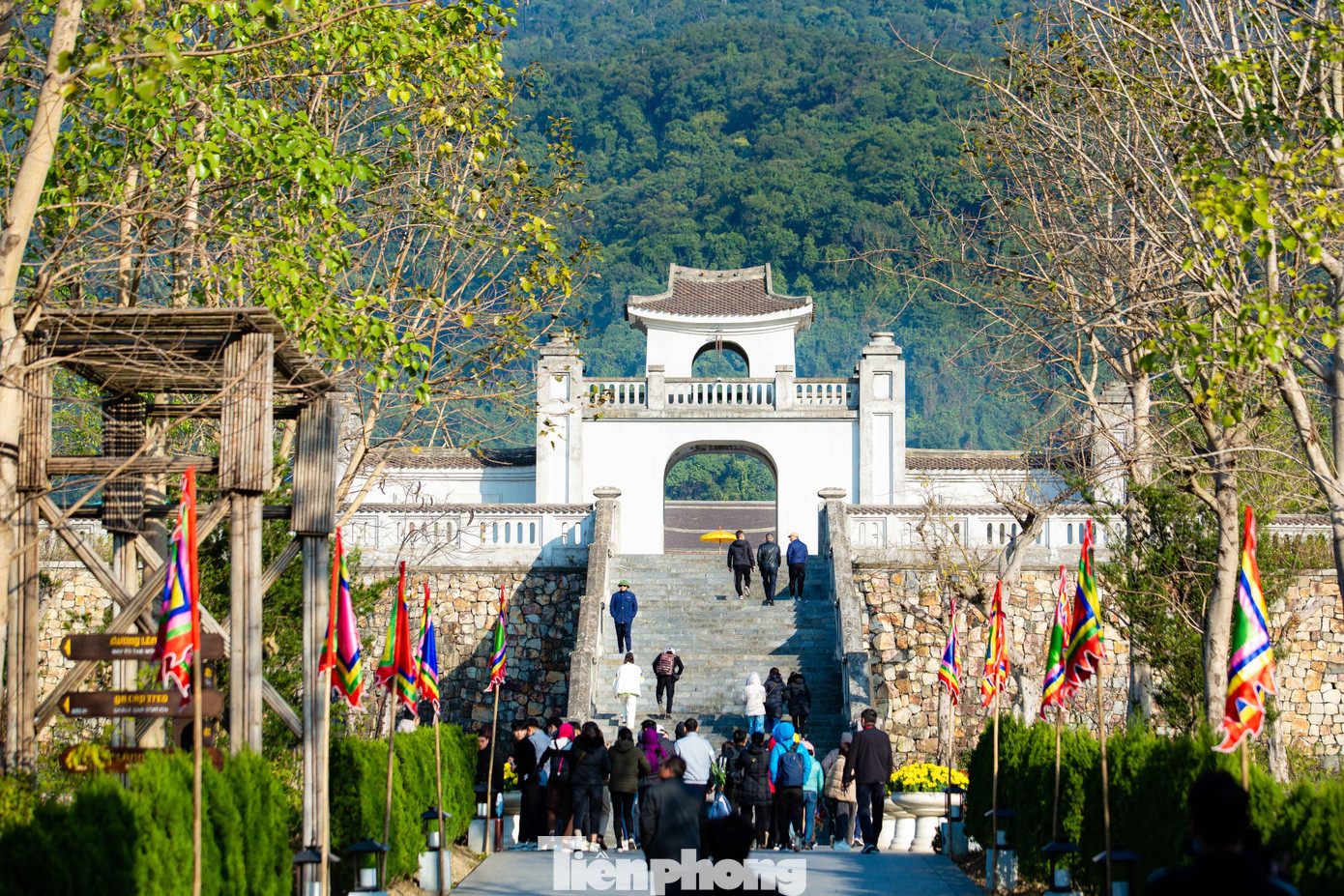 Đường lên Cung Trúc Lâm trong ngày khai hội 31/1. Ảnh: TRỌNG TÀI.