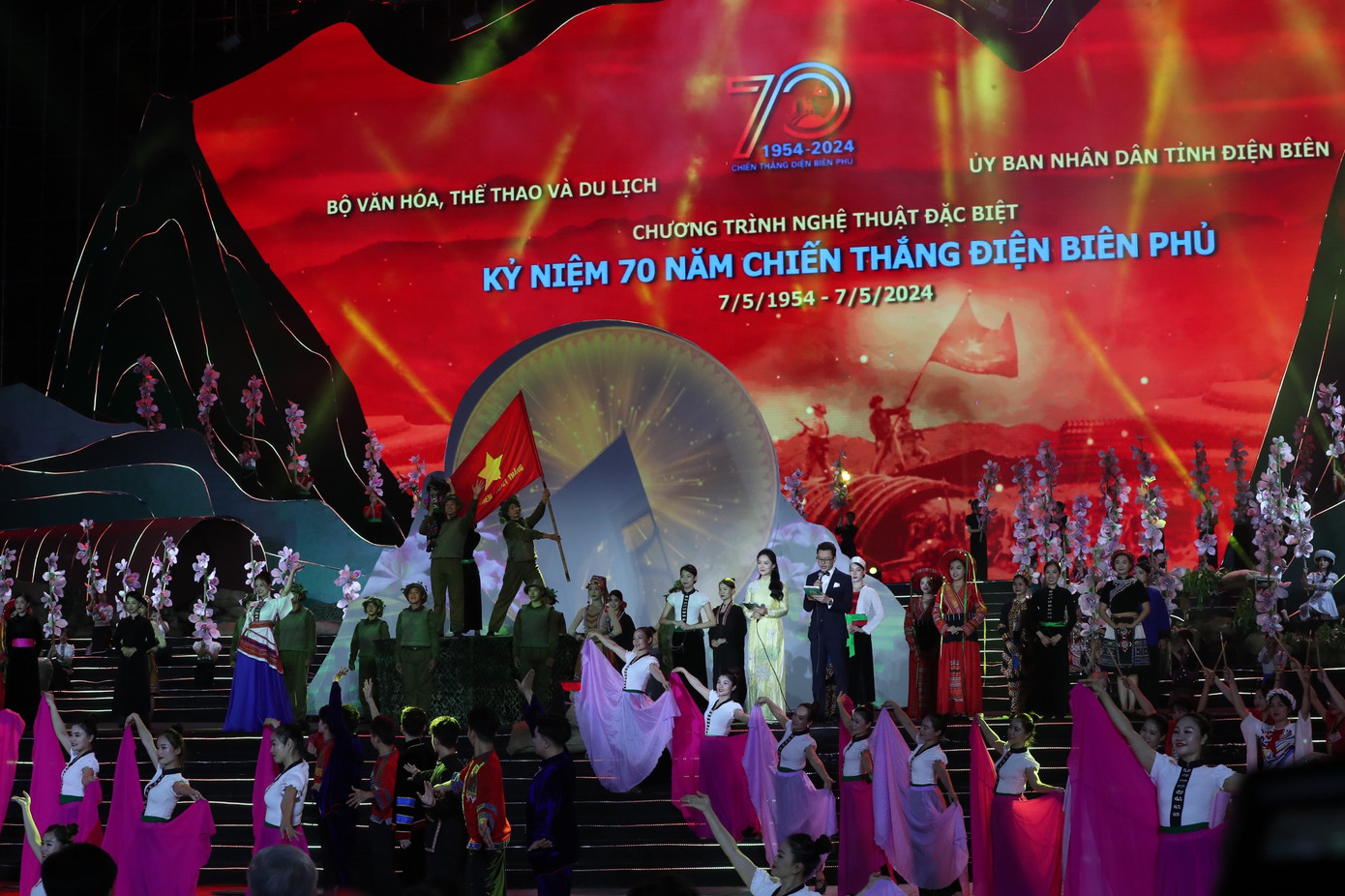 Chương trình nghệ thuật đặc biệt với chủ đề Điện Biên Phủ - Mốc vàng lịch sử diễn ra vào 20h ngày 6/5 tại Quảng trường 7/5, thành phố Điện Biên Phủ. Chương trình do Bộ VHTTDL và UBND tỉnh Điện Biên chủ trì. Tên gọi chủ đề Điện Biên Phủ - Mốc vàng lịch sử dựa theo thông điệp của Chủ tịch Hồ Chí Minh, cũng là tên cuốn sách tập hợp các bài viết của Đại tướng Võ Nguyên Giáp.