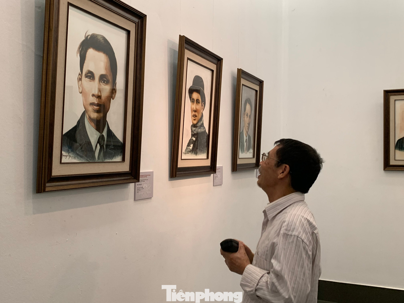 Bộ tranh của ông Đào Trọng Lý như một cuốn sử kể về cuộc đời hoạt động của Bác Hồ.