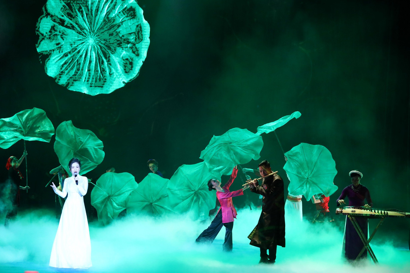 Ca sĩ Dương Hoàng Yến thăng hoa cùng giai điệu của Một vòng Việt Nam - ca khúc được nhiều khán giả trẻ yêu mến thời gian gần đây.