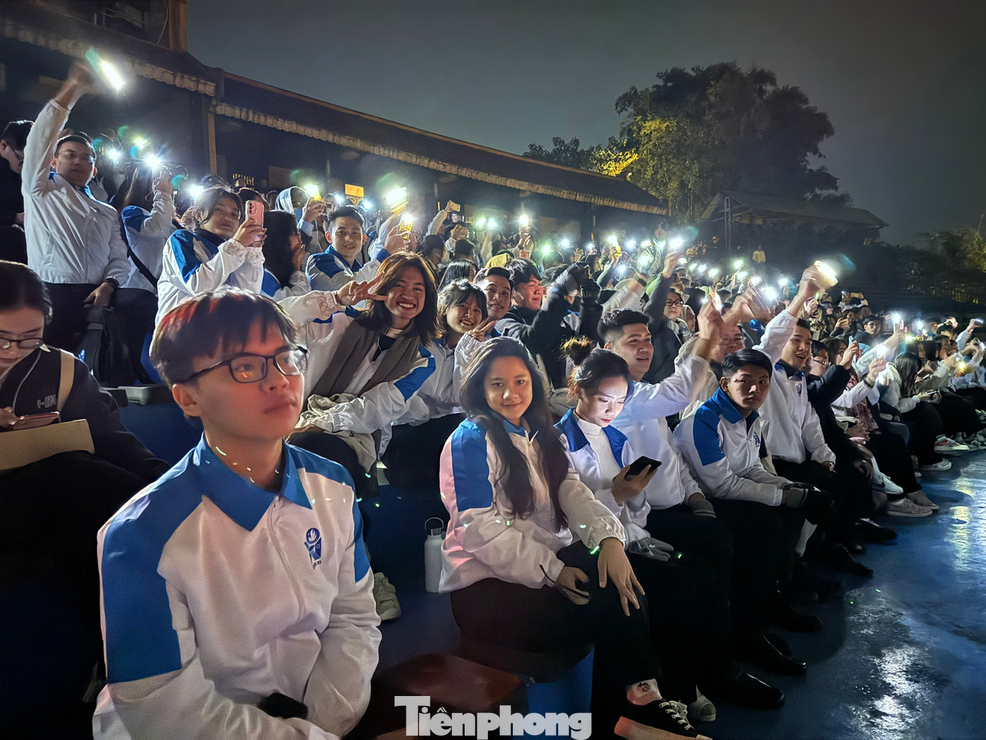 Các đại biểu hào hứng, choáng ngợp với quy mô vở diễn.