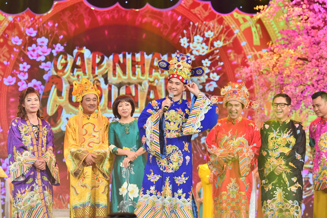 Dàn nghệ sĩ gắn bó với Táo Quân từ những mùa đầu tiên. Dàn nghệ sĩ gắn bó với Táo Quân từ những mùa đầu tiên.