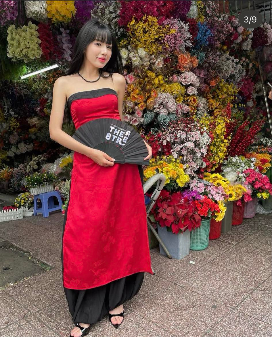 Váy quây cũng được một cửa hàng thời trang gắn mác áo dài. Váy quây cũng được một cửa hàng thời trang gắn mác áo dài.