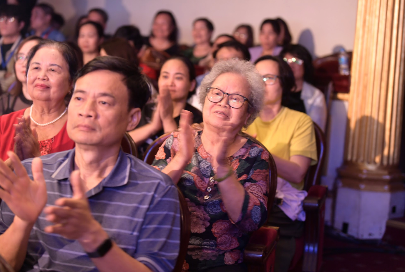 Khán giả lớn tuổi ủng hộ chương trình. Khán giả lớn tuổi ủng hộ chương trình.