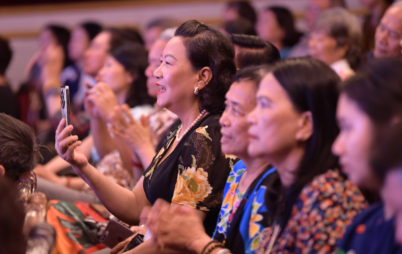 Khán giả lớn tuổi ủng hộ chương trình. Khán giả lớn tuổi ủng hộ chương trình.